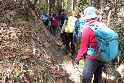 小さな岩場をトラバース