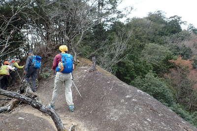 右手が切れ落ちた一ノ峰