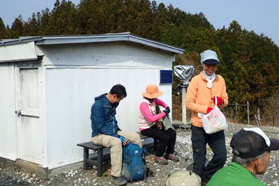 文殊峠には東屋と天文台 