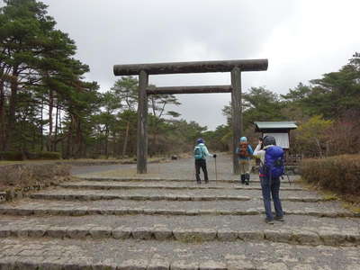 大鳥居をくぐり登山開始 