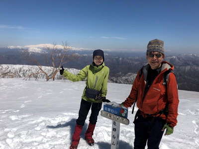 能郷白山山頂、後ろは荒島岳と白山 