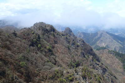 岩峰の上に立つと烏帽子岳 