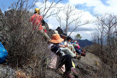 狭いシラケ山の山頂 