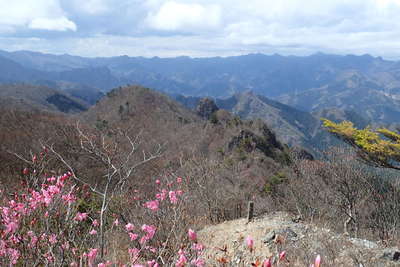 烏帽子岳へと続く岩峰 