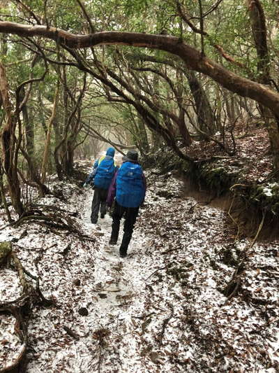 雪と雷に追われて下山を急ぐ 