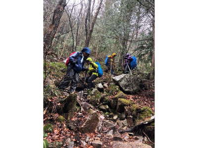 雨の中を下山 