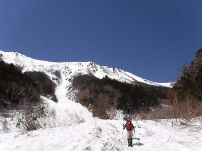 雪の笠原に着く 