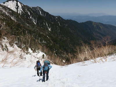 一ノ沢の雪渓を行く 