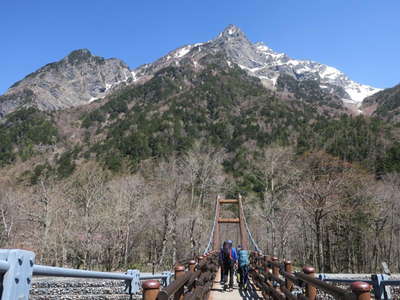 明神橋を渡り嘉門次小屋へ 