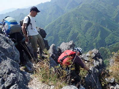 中央峰へ岩稜の下り 