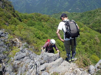 後ろ向きでの岩稜下り