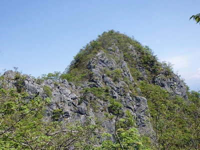 股峠に戻り　目指す東岳