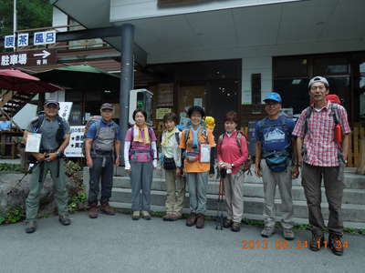 荒山に向かう登山道