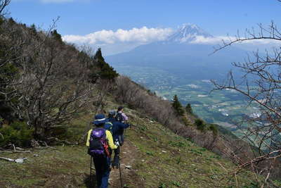 富士を望み尾根道を行く 