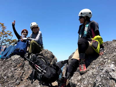 シラケ山山頂の岩頭に憩う