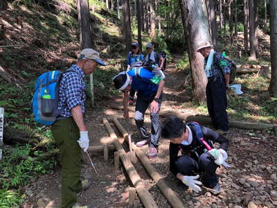 明渠の土砂除去作業 