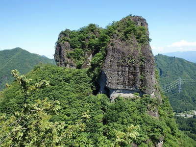 目前の雄岳を望む