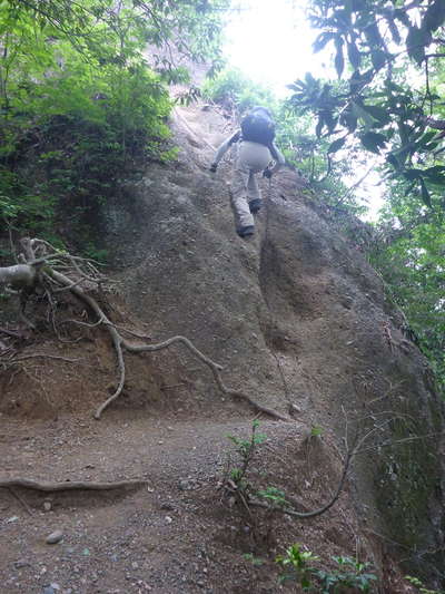 岩場を下りる