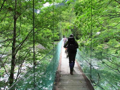 広河原の吊り橋を渡って出発 