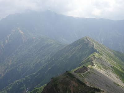 南峰から布引山の先に冷池山荘を望む 