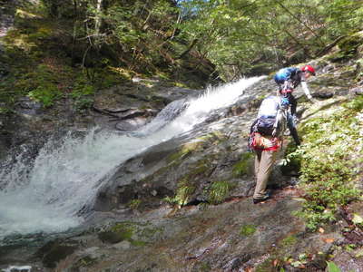 7×8mヒョングリの滝と釜、右側を登る 