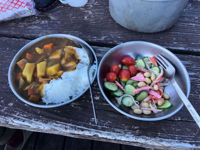 夕食は自炊のカレーとサラダ 