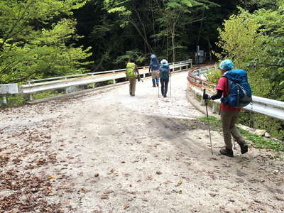 長ーい林道歩きの末ダムに帰着 