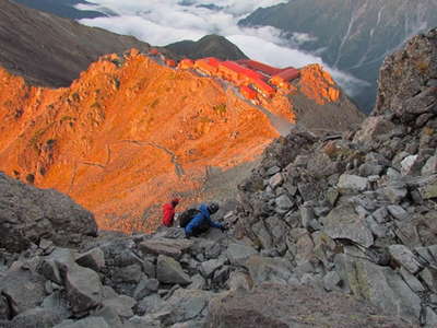 モルゲンロートに染まる槍ヶ岳山荘へ下る 