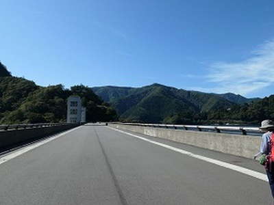 9：22　バス停から登山口へ向かう