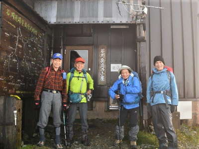 谷川岳肩の小屋を出発 