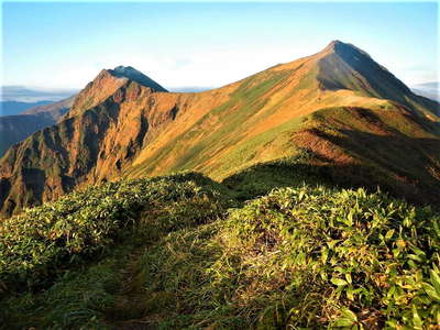 霧の晴れたモルゲンロートのまないたぐら山稜