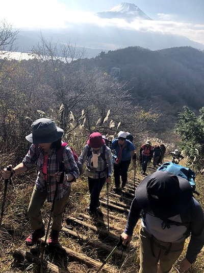 富士山と山中湖を背に平尾山への最後の登り返し 