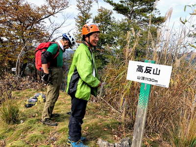 真新しい山頂標識 