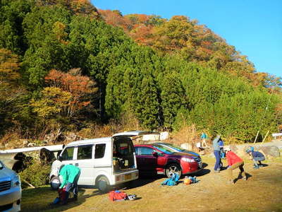 駐車場で身支度 