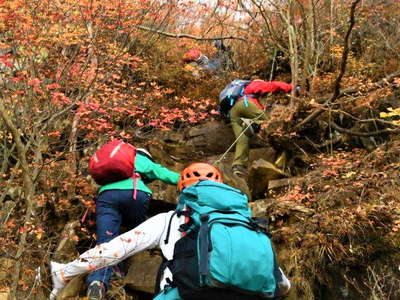 鹿岳直下の岩場 