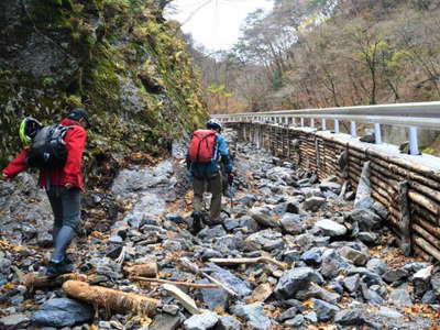 路面が流失した車道