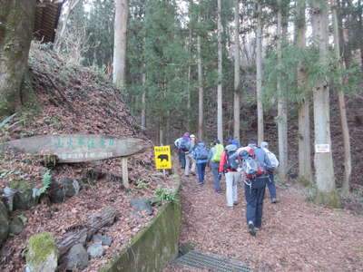 愛宕神社の脇から入山 