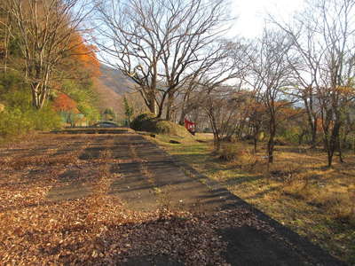 下山口は用水路の上 