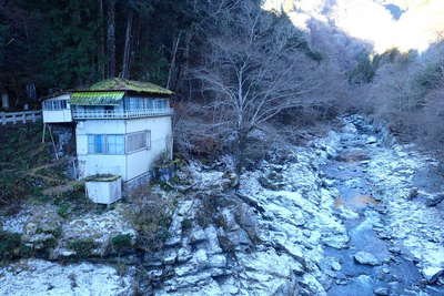 荒川は凍りつきそうな色です 