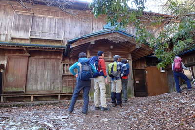 三峯神社が近づくと民家 