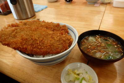 名物のわらじカツ丼