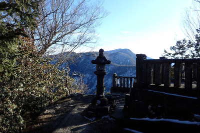 鳥居の先は秩父御岳山 