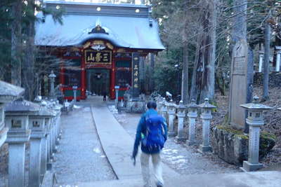 三峯神社の随身門