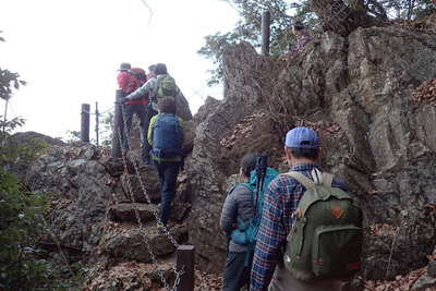 十六羅漢を過ぎ山頂へ 