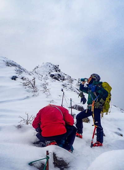 休憩場面　天狗岳頂上は見えています