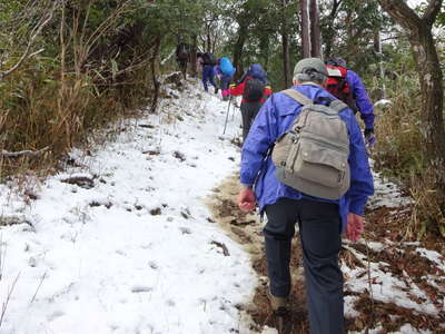 阿原田峠から巣雲山への登り 