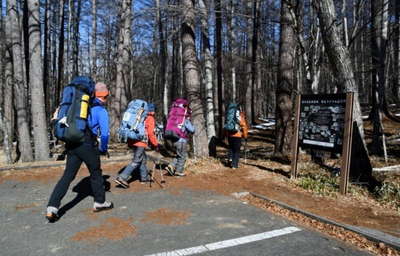 駐車場から登る 