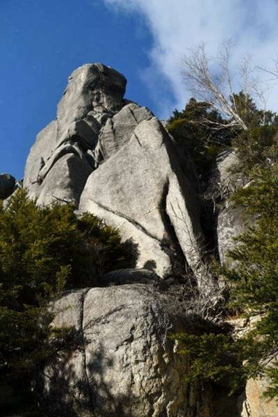 大ヤスリ岩の前 