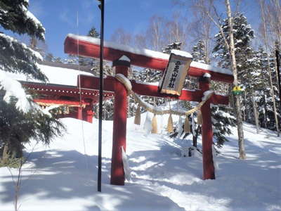 社殿前にて安全登山祈 