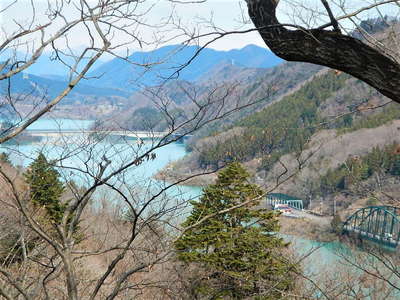 右下に宮ケ瀬湖を望み 